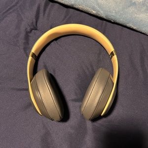 beat studio gold/gray headphones